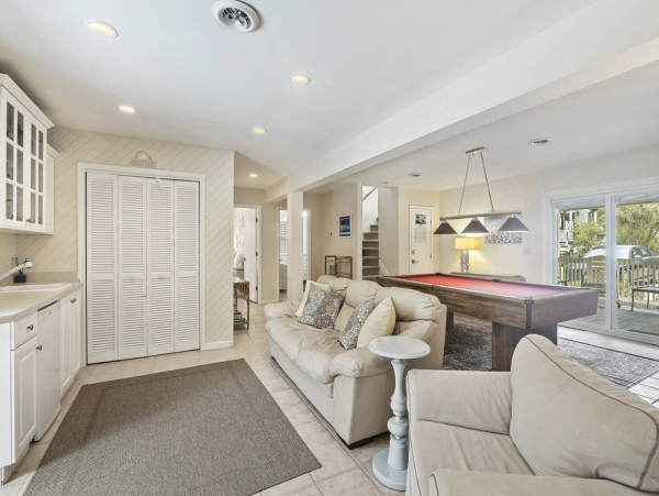 Classic Isle of Palms Bungalow 2 blocks to the beach with private pool
